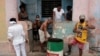 Una enfermera pide a una familia que acuda a un centro de vacunación ante la preocupación por la propagación de la enfermedad del coronavirus (COVID-19), en La Habana, Cuba, el 17 de junio de 2021. REUTERS / Alexandre Meneghini