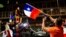 Chilenos celebran resultado de plebiscito en Valparaíso, Chile.