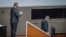 Miguel Díaz-Canel aplaude a Raúl Castro en la ceremonia de traspaso de poder el 19 de abril de 2018.