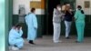 Personal médico en uno de los accesos al Hospital Manuel Belgrano, de San Martín, en las afueras de Buenos Aires (Foto: Agustín Marcarián/Reuters).
