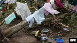 Una mujer lava ropa en Les Cayes (Haití), tras el paso del huracán Matthew por la isla.