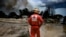 Un rescatista de la Cruz Roja Cubana cerca del incendio