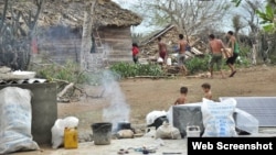 Afectados por el huracán Matthew en Baracoa cocinan los alimentos en un fogón de leña.