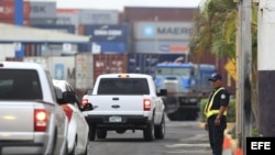 Un guardia de seguridad custodia la entrada donde el barco norcoreano Chong Chon Gang se encuentra atracado en el puerto de Manzanillo en la caribeña ciudad de Colón (Panamá).
