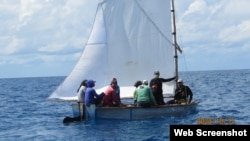 Cubanos rescatados por la Guardia Costera a 105 millas de Cayo Hueso.