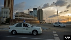 Patrullas de la policía bloquean el acceso al Malecón. (YAMIL LAGE / AFP)