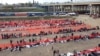 (ARCHIVO) Los inmigrantes esperan ser procesados en un centro de tránsito de la Patrulla Fronteriza de EEUU después de cruzar la frontera desde México en Eagle Pass, Texas, el 20 de diciembre de 2023. Francois PICARD / AFP.