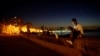 Foto Archivo. Un cubano se conecta a Internet desde el Malecón de La Habana.
