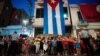 Foto Archivo. Policías custodian la reapertura de un mercado en La Habana. REUTERS/Alexandre Meneghini