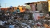 Habitantes de Baracoa limpian los escombros tras la destrucción dejada por el huracán Matthew en octubre de 2016.