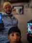 Odlanier Santiago Rodríguez, al centro, quien fue acusado de participar en las protestas de julio del año pasado y fue liberado tras 22 días en prisión; posa junto a su tío Emilio Román, a la izquierda, y la nuera de éste, María Carla Milán Ramos, y muest