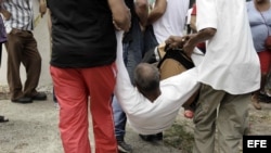 Un hombre es arrestado este 20 de marzo de 2016 en La Habana.