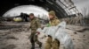 Soldados de Ucrania con un dron ruso en la mano, el lunes 18 de abril de 2022. (AP Foto/Efrem Lukatsky).