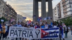 Cubanos en España cuestionan las ayudas del Gobierno al régimen cubano Cubanos en España cuestionan las ayudas del Gobierno al régimen cubano