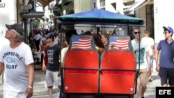 Turistas en una calle de La Habana.