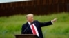Durante su campaña presidencial Donald Trump visitó el muro fronterizo con el gobernador de Texas, Greg Abbott, en Pharr, Texas, el 30 de junio de 2021. (Foto AP/Eric Gay)
