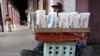 Un vendedor de periódicos en La Habana.