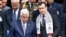 El presidente Palestino Mahmud Abbas (L) camina junto a el ex Ministro de Interior y Justicia de Venezuela, Tareck El Aissami (R), luego de depositar una ofrenda floral en la tumba del Libertador Simón Bolívar en Caracas el 27 de noviembre de 2009.