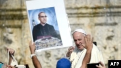 El papa Francisco saluda a los fieles en la Plaza de San Pedro.