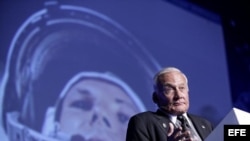 Buzz Aldrin durante una conferencia en el marco de la cuarta edición del Campus Party que se desarrolla en la capital mexicana.