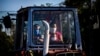 Una familia se traslada en un tractor en las afueras de La Habana, en medio de la crisis sanitaria por el coronavirus. (AP/Ramón Espinosa)