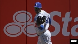 Yasiel Puig de Dodgers tras atrapar una bola bateada por Gregor Blanco de Gigantes.