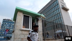 Un militar cubano custodia la embajada de Estados Unidos en La Habana.