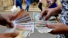 Doble moneda en Cuba. YAMIL LAGE / AFP