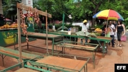 Varias personas recorren un agromercado desabastecido. Foto Archivo