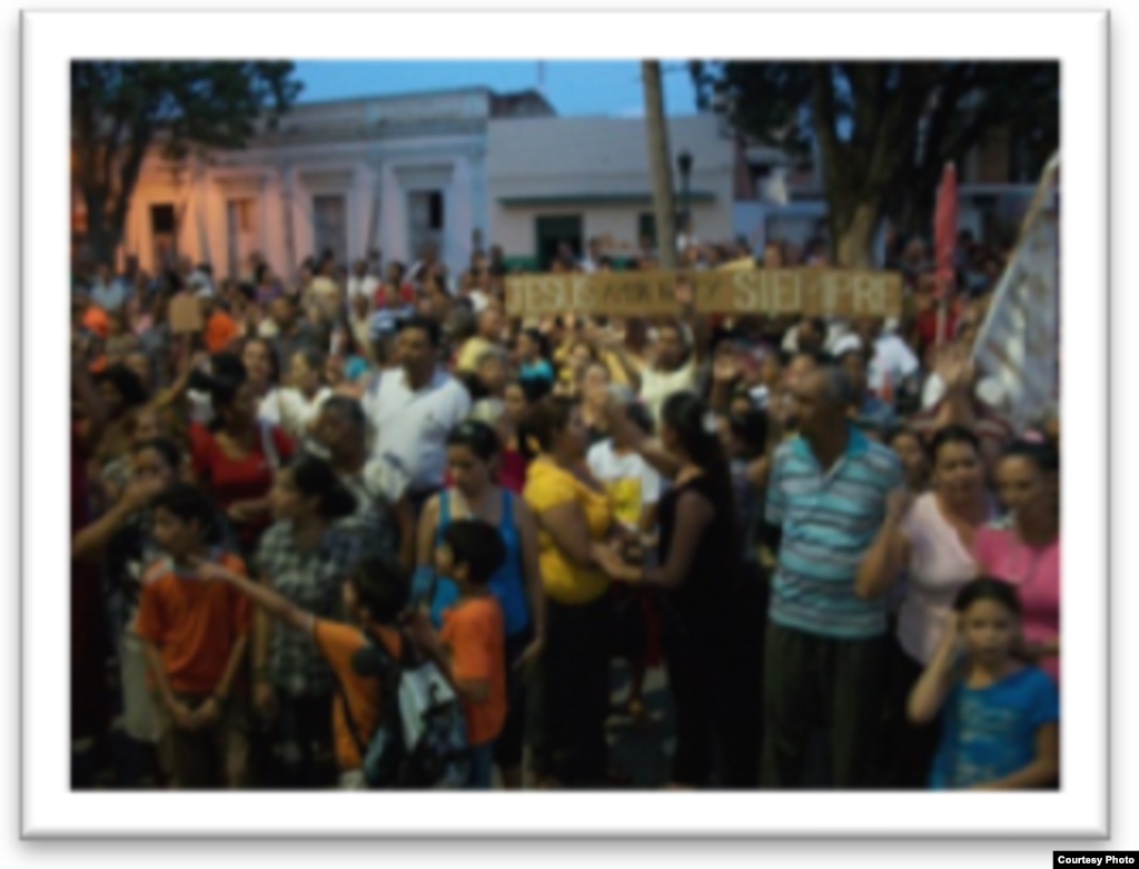 Pastores por el Cambio salen a predicar el Evangelio en lugares públicos de la localidad de Bayamo done en varias ocasiones las autoridades locales los han detenido y amenazado con sancionarlos por  "desorden público".