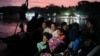 La migrante venezolana Lisbeth Contreras abraza a sus hijos mientras cruza el río Suchiate en la frontera entre Guatemala y México. (AP/Matías Delacroix, Archivo)