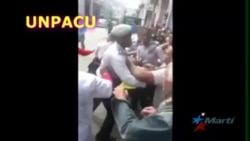 El pueblo impide arresto a opositoras cubanas El pueblo impide arresto a opositoras cubanas