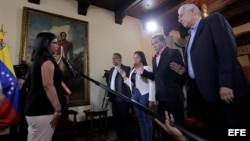 Presidenta de la Asamblea Nacional Constituyente, Delcy Rodríguez (i), participa en acto de juramentación de 4 gobernadores
