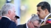 Nicolás Maduro (der) conversa con sus aliados, los gobernantes de Nicaragua y Cuba, Daniel Ortega (centro) y Miguel Díaz-Canel, durante su toma de posesión en el Fuerte Tiuna, el 10 de enero de 2025. (Juan Barreto/AFP)