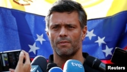 Opositor de Venezuela, Leopoldo López, habla a la prensa desde la residencia del embajador de España en Caracas.