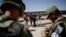 Un agente del Instituto Nacional de Inmigración (INM) de México habla con cubanos detenidos por la Guardia Nacional mientras intentaban cruzar ilegalmente la frontera en Ciudad Juárez el 21 de junio de 2019 (Archivo).