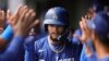 Andy Pages, de los Dodgers de Los Ángeles, es considerado el prospecto número 3 de la organización. En la foto celebra después de anotar contra los Medias Blancas de Chicago en un juego del entrenamiento de primavera en Phoenix, el 6 de marzo de 2024. (Foto AP/Ashley Landis)