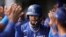 Andy Pages, de los Dodgers de Los Ángeles, es considerado el prospecto número 3 de la organización. En la foto celebra después de anotar contra los Medias Blancas de Chicago en un juego del entrenamiento de primavera en Phoenix, el 6 de marzo de 2024. (Foto AP/Ashley Landis)