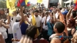 Diputados opositores echan abajo símbolos chavistas Diputados opositores echan abajo símbolos chavistas