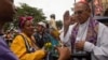 El Cardenal Juan de la Caridad García bendice a los peregrinos en El Rincón, Cuba, el 16 de diciembre de 2023.