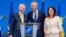 El canciller de Finlandia, Pekka Haavisto, el secretario general de la OTAN, Jens Stoltenberg, y la canciller de Suecia, Ann Linde, en la sede de la OTAN en Bruselas (de izquierda a derecha). (NATO / Reuters).