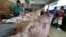 Un carnicero vende carne de cerdo en un mercado de La Habana, Cuba. (Archivo/Rodrigo Arangua/AFP/Archivo)