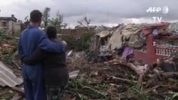 Cubanos impactados ante la destrucción causada por tornado Cubanos impactados ante la destrucción causada por tornado