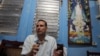 José Daniel Ferrer junto a una imagen de la Virgen de la Caridad del Cobre. (Reuters/Archivo)