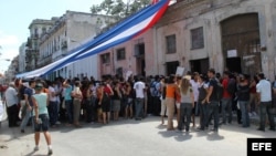 Foto de archivo - Turbas gritan consignas contra las Damas de Blanco, ante la sede del movimiento en Neptuno 963, Centro Habanaafuera de la casa de Laura Pollán, líder de este grupo femenino que reclama la libertad de los presos políticos en Cuba y donde