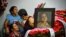 Familiares se despiden de Yunaisi Pelegrino, víctima del accidente aéreo en Cuba.