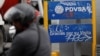 El logo de PDVSA en una estación de gasolina en Caracas.