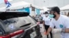 Voluntarios recogen ayuda para enviar a los cubanos de la isla como parte de la iniciativa Solidaridad Entre Hermanos, en Miami, el 20 de mayo del 2020. (Roberto Koltún).