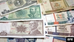 Billetes cubanos, unos de CUP (i) y otros de CUC (d), en La Habana (Cuba).