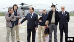 El presidente Francia, Francois Hollande, recibe a los periodistas que estuvieron secuestrados en Siria.